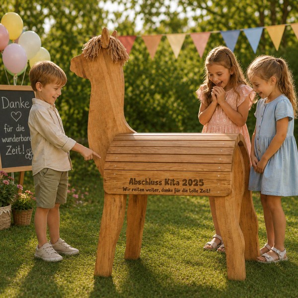 Personalisiertes Holz Alpaka als besonderes Geschenk zum Kita-Abschluss für Kindergruppen.